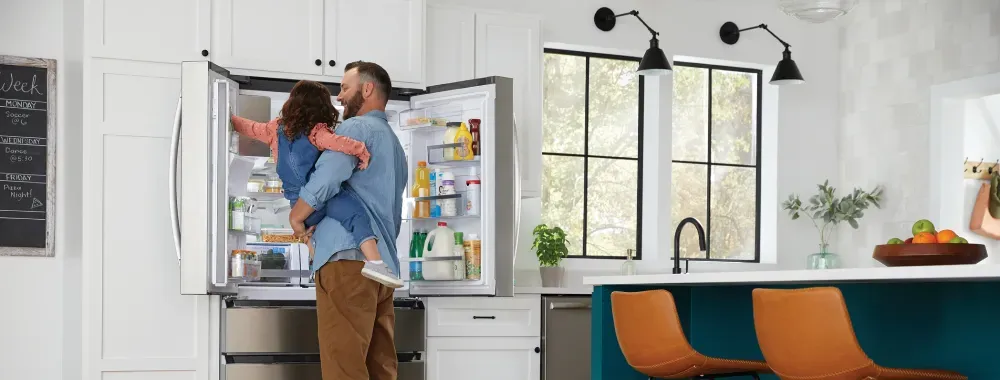 frigidaire-gallery-dad-daughter-open-fridge-hero